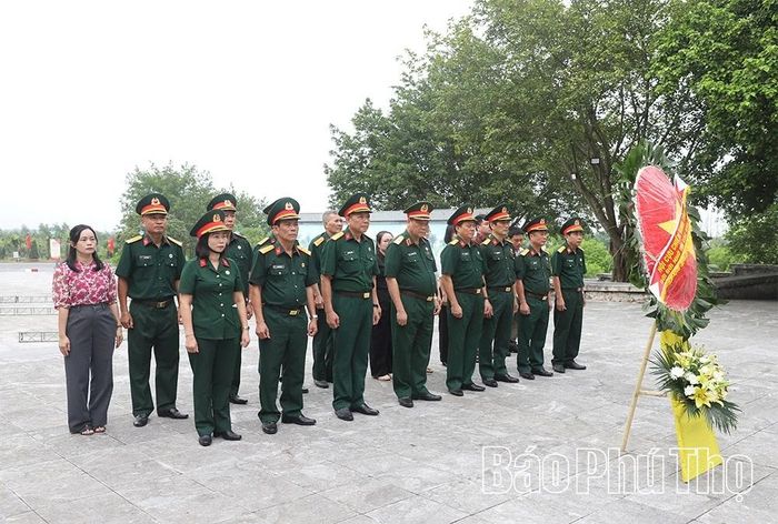 Thiếu tướng Trần Anh Du cùng các đại biểu đặt vòng hoa và dâng hương tưởng niệm, tri ân các Anh hùng liệt sĩ.