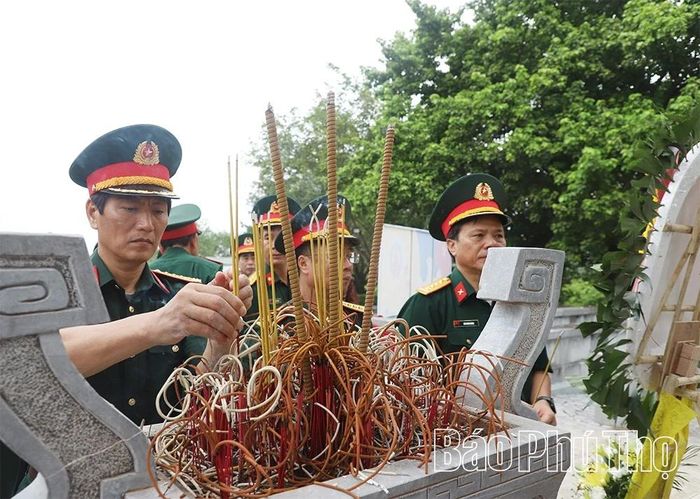 Các đại biểu dâng hương tưởng niệm các Anh hùng liệt sĩ.
