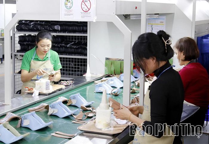 Khi EVFTA chính thức có hiệu lực, ngành da giày được đánh giá là một trong những lĩnh vực hưởng lợi lớn nhất. Trong ảnh: Gia công các sản phẩm giày dép tại Công ty Giày Xu Chang.