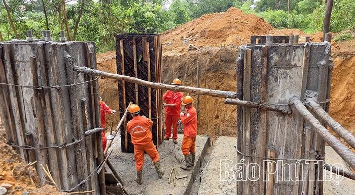 Với tinh thần "vượt nắng, thắng mưa", các công nhân khẩn trương thi công phần móng cột tại các vị trí đất được bàn giao.