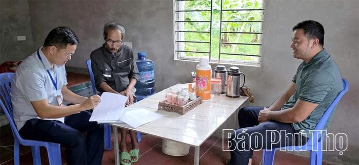 Cán bộ xã Lập Thạch trao đổi cùng ông Trần Văn Tân về phương án bồi thường, hỗ trợ.
