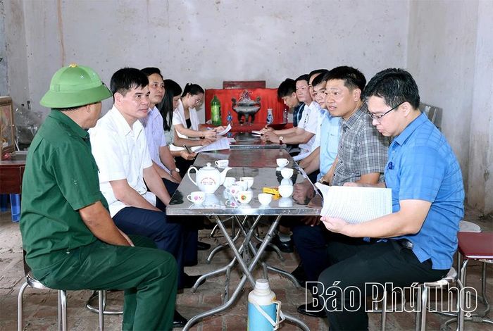 Đoàn công tác nghe UBND phường Thanh Miếu báo cáo hiện trạng các di tích lịch sử trên địa bàn phường.