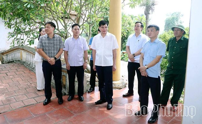 Đoàn khảo sát tại Đình Trang Vàng, phường Thanh Miếu.