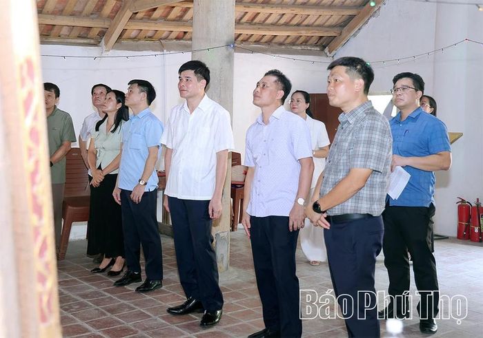 Đoàn khảo sát các hạng mục tại Đình Trung Hậu.