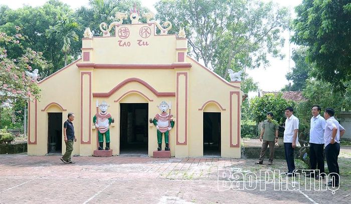 Đoàn khảo sát tại Đình Trung Hậu, phường Thanh Miếu.
