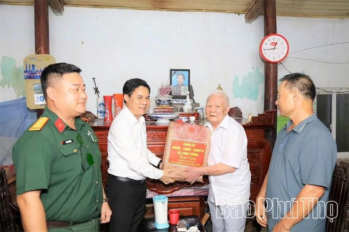 Đồng chí Bí thư Đảng ủy xã Vĩnh Tường thăm hỏi, tặng quà bệnh binh ở thôn Nhật Tân.