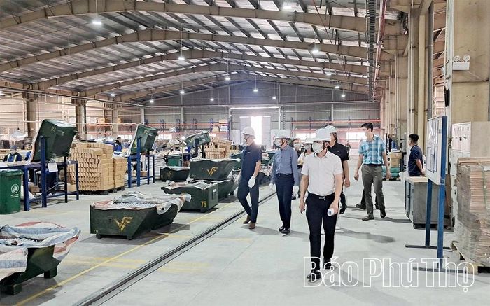 Đại diện các đơn vị liên quan và Công ty Samsung Electronics Việt Nam thăm quan, khảo sát tại Công ty cổ phần điện tử G8 và Công ty cổ phần tạo hình công nghệ cơ khí Việt Nam (Viet Form Tech).