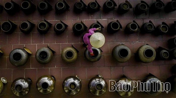 Nghề làm tương truyền thống ở khu Thạch Đồng góp phần tạo nên bức tranh làng quê mộc mạc, bình dị.