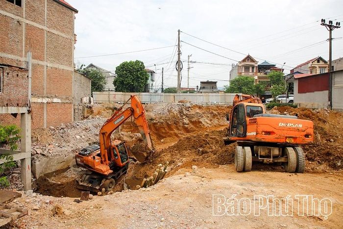 Các đơn vị tập trung máy móc, phương tiện thi công nút giao tuyến đường từ Quốc lộ 6 đến KCN Phú Sơn.