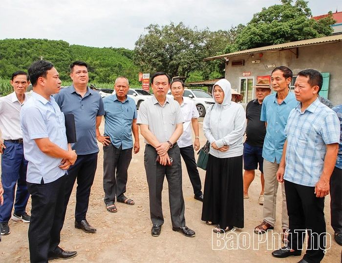 Lãnh đạo xã Nật Sơn báo cáo với đồng chí Phó Chủ tịch UBND tỉnh và đoàn công tác về tiến độ triển khai dự án đường liên kết vùng qua địa bàn xã.