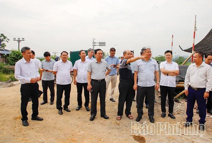 Đồng chí Phó Chủ tịch UBND tỉnh cùng đoàn công tác kiểm tra tại thực địa điểm đầu Dự án đường từ QL6 đến KCN Phú Sơn.
