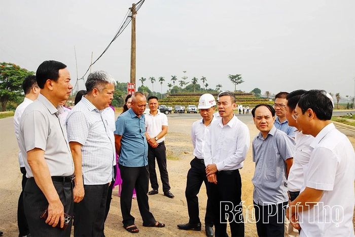 Đồng chí Quách Tất Liêm, Phó Chủ tịch UBND tỉnh nghe lãnh đạo Ban quản lý dự án khu vực Hòa Bình báo cáo một số vướng mắc tại nút giao tuyến đường Nhuận Trạch kết nối đường Hồ Chí Minh.