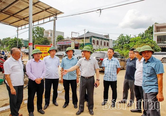 Đồng chí Phó Chủ tịch UBND tỉnh biểu dương xã Kim Bôi đã phối hợp với các cơ quan chức năng thực hiện tốt công tác tái định cư các hộ dân bị ảnh hưởng bởi dự án đường liên kết vùng.