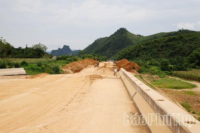 Nhiều điểm đã có mặt bằng nhưng nhà thầu không tập trung máy móc, đẩy nhanh tiến độ thi công.