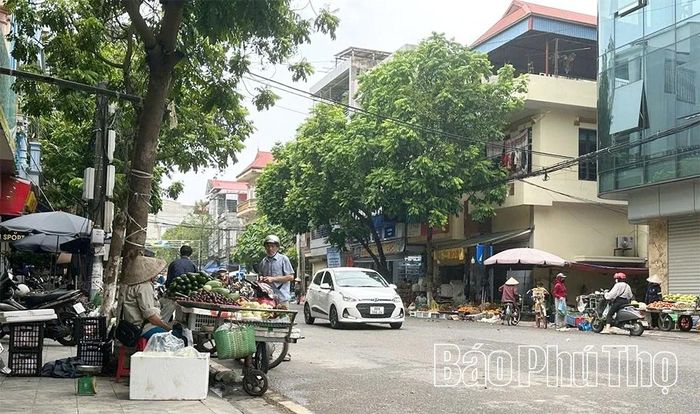 Người dân bày bán hàng hóa lấn chiếm vỉa hè và tràn xuống lòng đường...