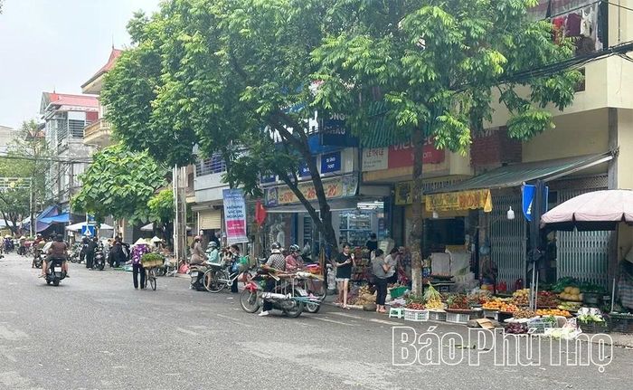 Hàng quán chiếm hết vỉa hè.
