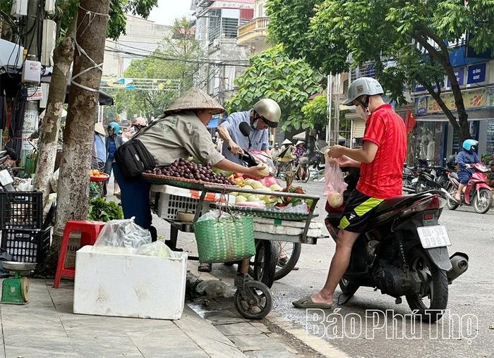 ... tràn xuống lòng đường...