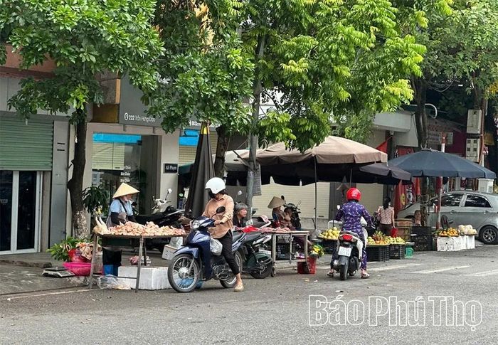 ... người mua kẻ bán tấp nập...