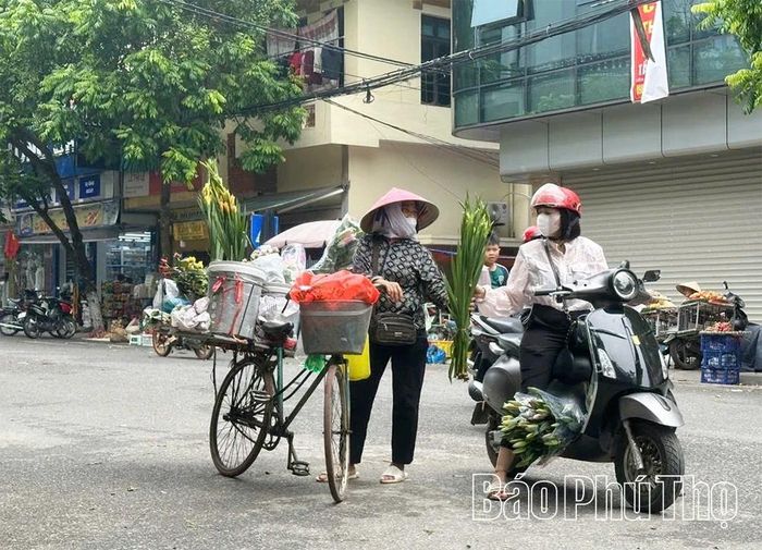 ... mua bán ngay giữa đường giao thông...
