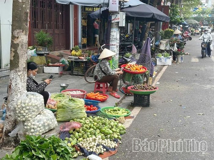 ...hàng hóa bày bán ngang nhiên trên vỉa hè...