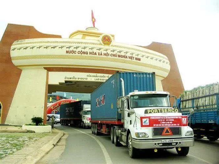 Phương tiện vận chuyển hàng hóa qua Cửa khẩu quốc tế Lao Bảo - Ảnh: T.L