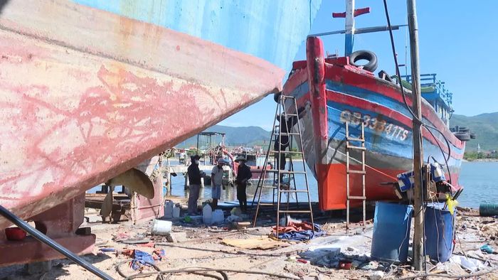 Mô hình sửa chữa, đóng tàu của cựu chiến binh Cao Xuân Đố thu hút nhiều lao động tại địa phương - Ảnh: Nh.V