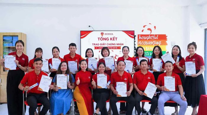 Cán bộ, giáo viên, nhân viên iSchool Quảng Trị thường xuyên có những buổi tập huấn giúp nhau nâng cao năng lực, đặc biệt là nhân lên tình yêu với tiếng Anh - Ảnh: Q.H