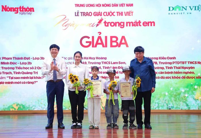 Em Thành Đạt (thứ 2, từ phải sang) và Minh Đức (thứ 3, từ phải sang) nhận giải ba cuộc thi “Ngày mai trong mắt em” - Ảnh: NVCC