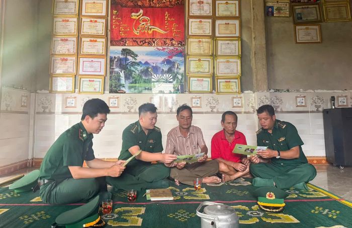 Cán bộ, chiến sĩ Đồn Biên phòng cửa khẩu quốc tế La Lay tuyên truyền, phổ biến pháp luật - Ảnh: L.T