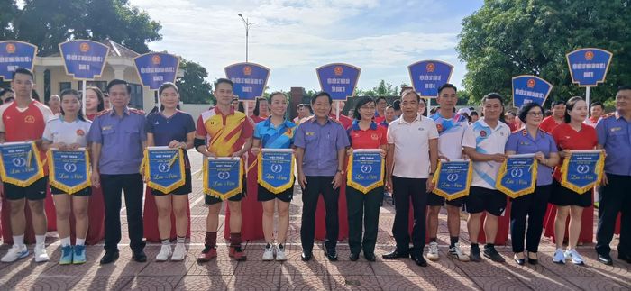 Đại diện lãnh đạo Viện Kiểm sát nhân dân tỉnh trao cờ lưu niệm cho các đoàn tham gia hội thao - Ảnh: H.Đ