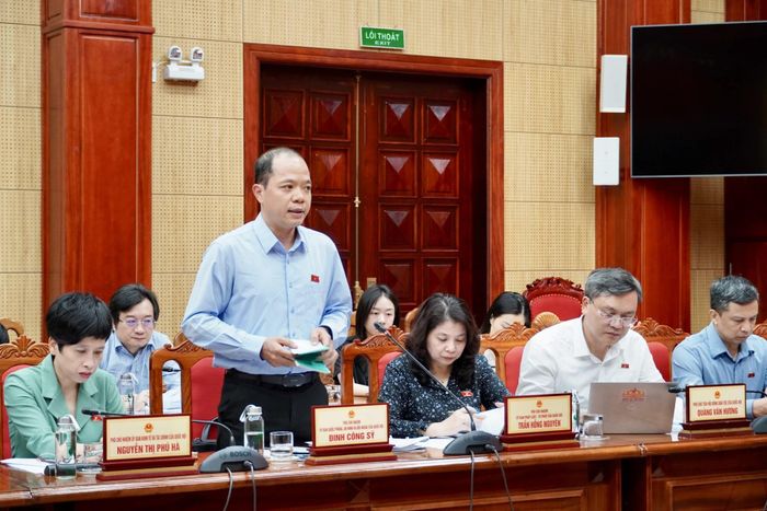 Đồng chí Đinh Công Sỹ, Phó Chủ nhiệm Ủy ban Quốc phòng, An ninh và Đối ngoại của Quốc hội kết luận tại buổi làm việc - Ảnh: H.N