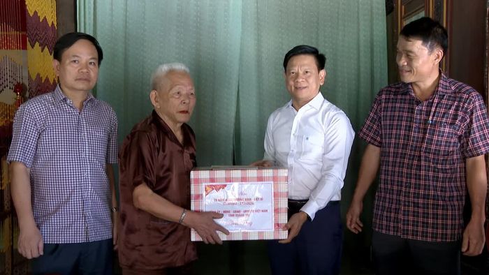 Đồng chí Lê Vĩnh Thế, Chánh Văn phòng Tỉnh ủy trao quà cho ông Đinh Minh Đăng ở xã Minh Hóa - Ảnh: B.C
