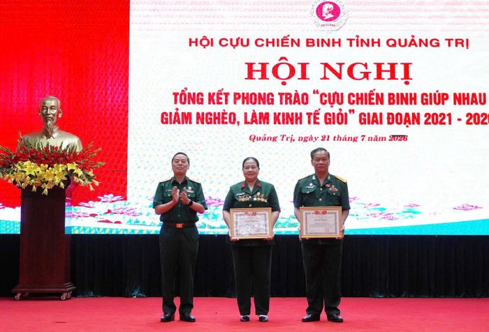Đồng chí Trung tướng Nguyễn Văn Hạnh, Trưởng ban Công tác cựu chiến binh Trung ương trao bằng khen của Chủ tịch Hội Cựu chiến binh Việt Nam cho 2 cá nhân - Ảnh: N.L