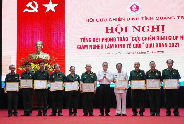 Đồng chí Phan Phong Phú, Phó Chủ tịch UBND tỉnh trao bằng khen của Chủ tịch UBND tỉnh cho 10 cá nhân có thành tích xuất sắc trong phong trào thi đua "Cựu chiến binh giúp nhau giảm nghèo, làm kinh tế giỏi" - Ảnh: N.L