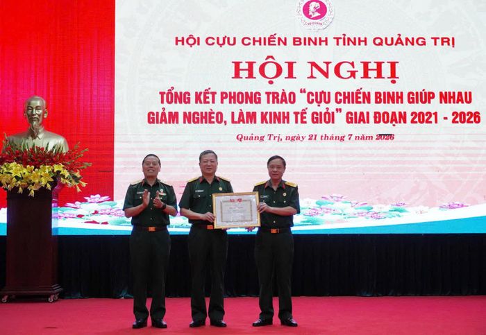 Đồng chí Trung tướng Nguyễn Văn Hạnh, Trưởng ban Công tác cựu chiến binh Trung ương trao bằng khen của Chủ tịch Hội Cựu chiến binh Việt Nam cho Hội Cựu chiến binh tỉnh Quảng Trị - Ảnh: N.L