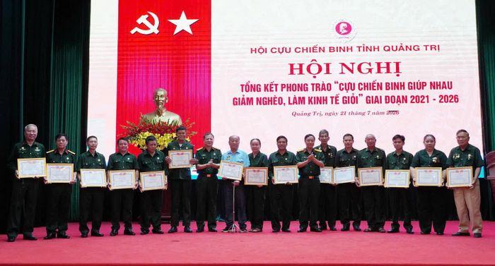 Hội Cựu chiến binh tặng bằng khen cho 32 cá nhân - Ảnh: N.L