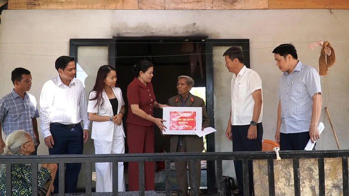 Đồng chí Ly Kiều Vân, Trưởng ban Nội chính Tỉnh ủy thăm, tặng quà thương binh Hồ Văn Ai, ở thôn Phú Thiềng, xã Hướng Hiệp - Ảnh: Hoàng Hùng