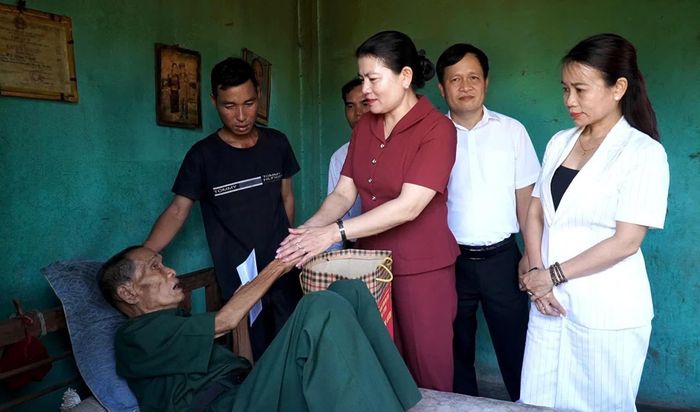Đồng chí Ly Kiểu Vân, Trưởng ban Nội chính Tỉnh ủy thăm hỏi, động viên bệnh binh Hồ Văn Vinh ở thôn Klu, xã Đakrông - Ảnh: Hoàng Hùng