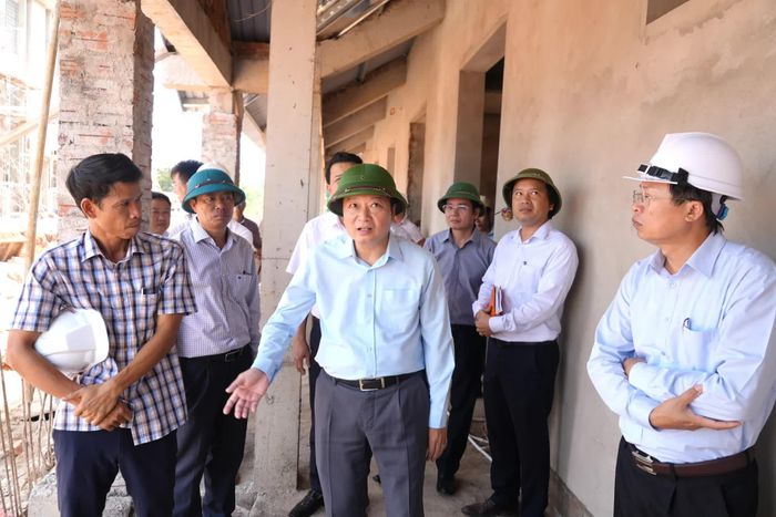 Đồng chí Lê Hồng Vinh, Chủ tịch UBND tỉnh cho ý kiến về việc thi công một số hạng mục công trình - Ảnh: T.Đ