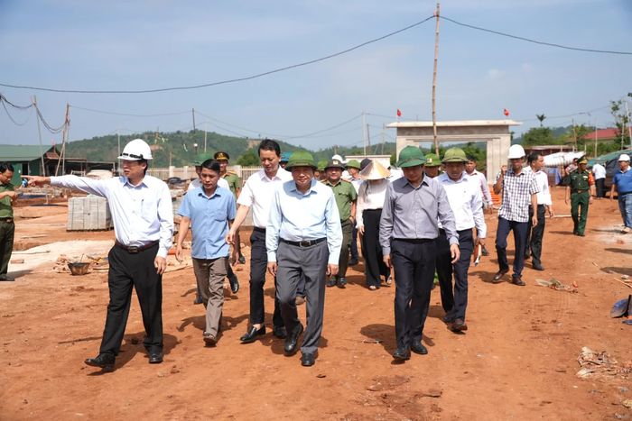 Đồng chí Lê Hồng Vinh, Chủ tịch UBND tỉnh kiểm tra tiến độ dự án Trường nội trú tiểu học và THCS Hướng Phùng - Ảnh: T.Đ