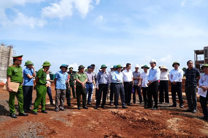 Đồng chí Lê Hồng Vinh, Chủ tịch UBND tỉnh yêu cầu chủ đầu tư, đơn vị thi công phải phấn đấu hoàn thành công trình trước ngày 30/8 - Ảnh: T.Đ
