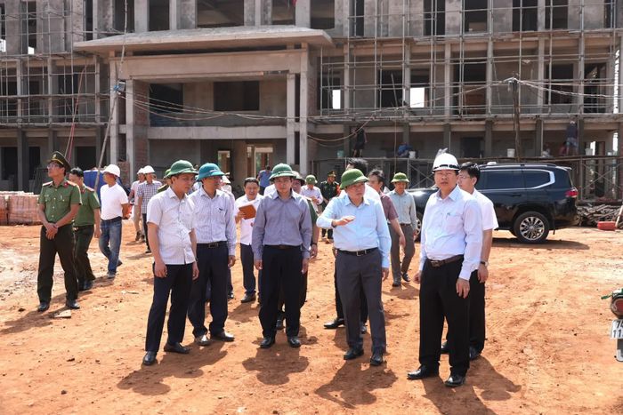 Đồng chí Lê Hồng Vinh, Chủ tịch UBND tỉnh lưu ý chủ đầu tư phải bảo đảm chất lượng, tiến độ công trình - Ảnh: T.Đ