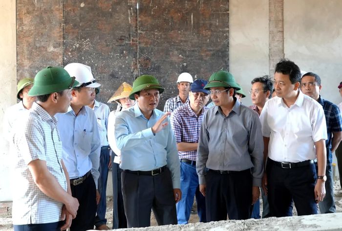 Đồng chí Lê Hồng Vinh, Chủ tịch UBND tỉnh chỉ rõ một số tồn tại, hạn chế trong thiết kế và thi công công trình - Ảnh: T.Đ