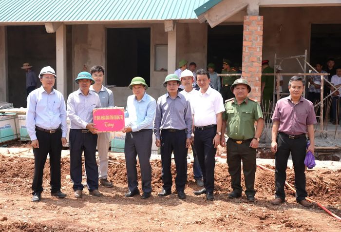 Đồng chí Lê Hồng Vinh, Chủ tịch UBND tỉnh tặng quà, động viên chủ đầu tư, đơn vị thi công dự án Trường nội trú tiểu học và THCS Hướng Phùng - Ảnh: T.Đ