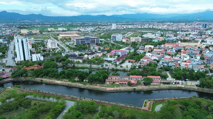 Cây xanh góp phần tạo không gian xanh cho đô thị Đồng Hới - Ảnh: B.C