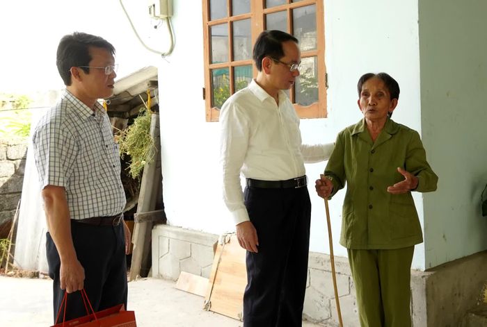 Đồng chí Phan Mạnh Hùng, Bí thư Đảng ủy phường Đồng Hới và đại diện chính quyền địa phương thăm hỏi sức khỏe thương binh Bùi Thị Lời (phường Đồng Thuận) - Ảnh: H.Tr