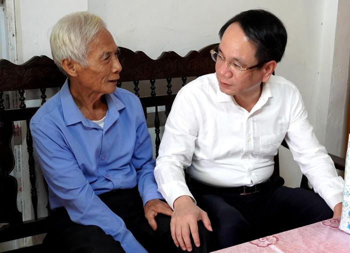 Đồng chí Phan Mạnh Hùng, Bí thư Đảng ủy phường Đồng Hới thăm hỏi sức khỏe thương binh Hoàng Bá Xuân (phường Đồng Sơn) - Ảnh: H.Tr