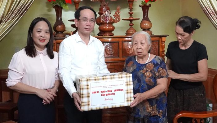 Đồng chí Phan Mạnh Hùng, Bí thư Đảng ủy phường Đồng Hới và lãnh đạo địa phương trao quà tặng bà Trần Thị Man (vợ liệt sĩ Lê Hồng Thuông, xã Nam Trạch) - Ảnh: H.Tr