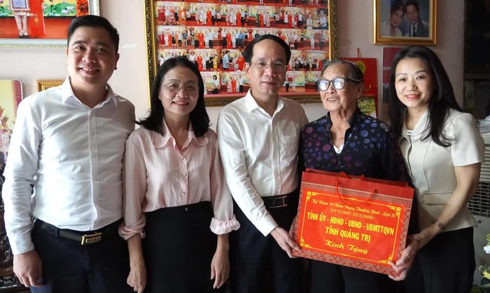 Đồng chí Phan Mạnh Hùng, Bí thư Đảng ủy phường Đồng Hới và đại diện chính quyền địa phương tặng quà thương binh Nguyễn Thị Kim Ba (phường Đồng Hới) - Ảnh: H.Tr