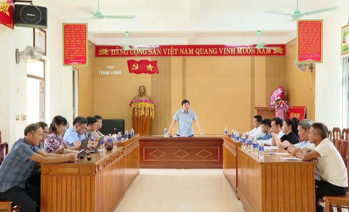Ban Thường vụ Đảng ủy xã Quảng Trạch làm việc với một tổ chức cơ sở đảng - Ảnh: B.T